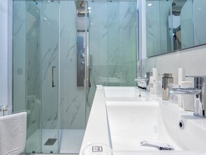 Shower, free toiletries, hair dryer, slippers - Queen Palace Suites (Rome)