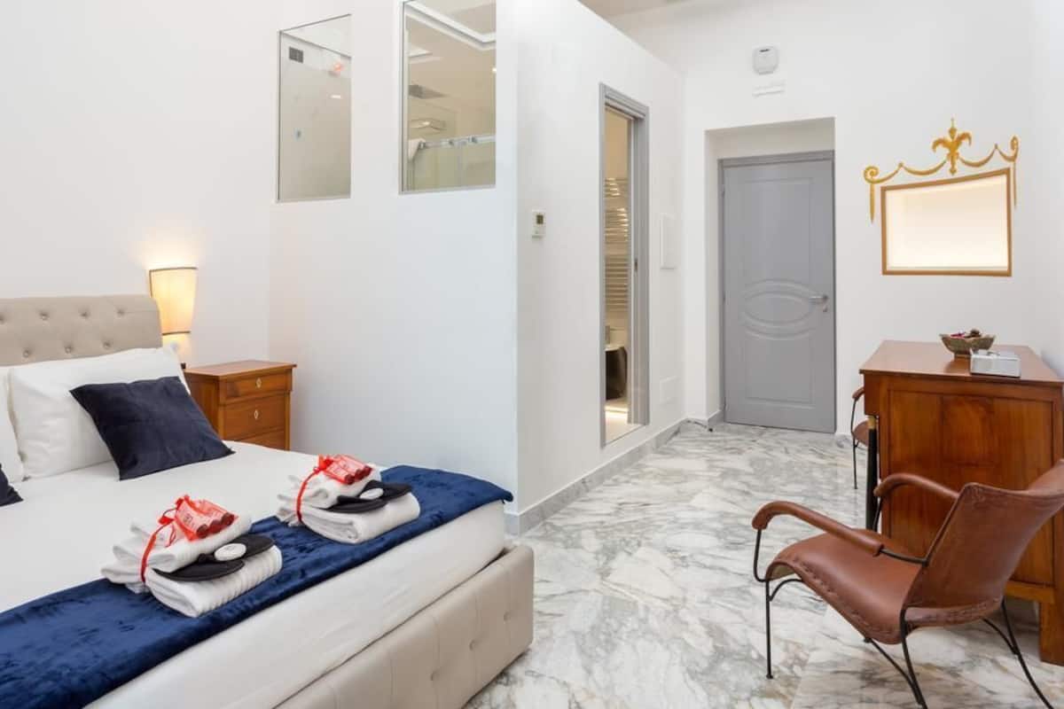 1 quarto, frigobar, cofres nos quartos, escrivaninha