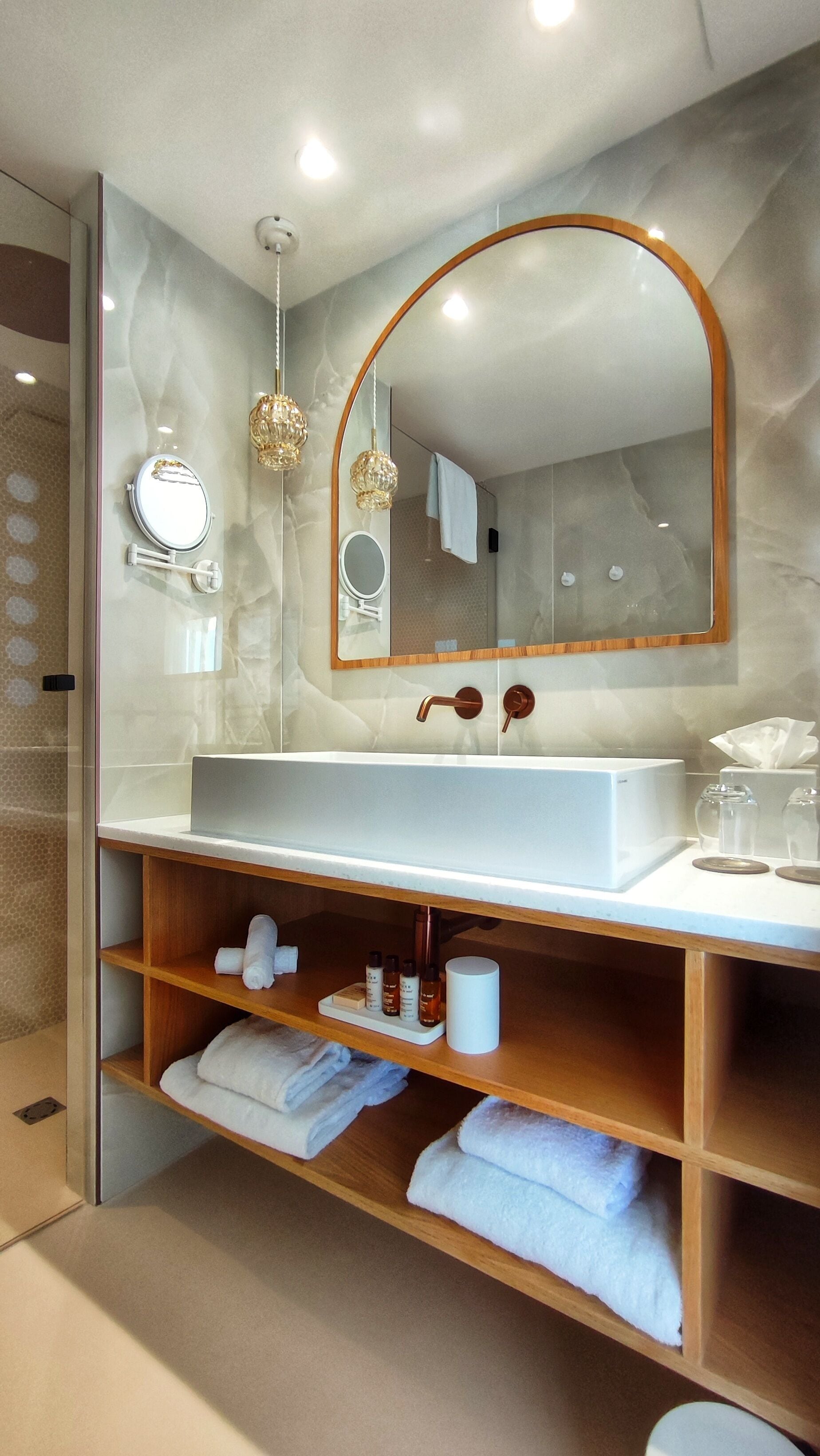 junior suite, balcony, sea view | bathroom | free toiletries, hair dryer, bathrobes, slippers