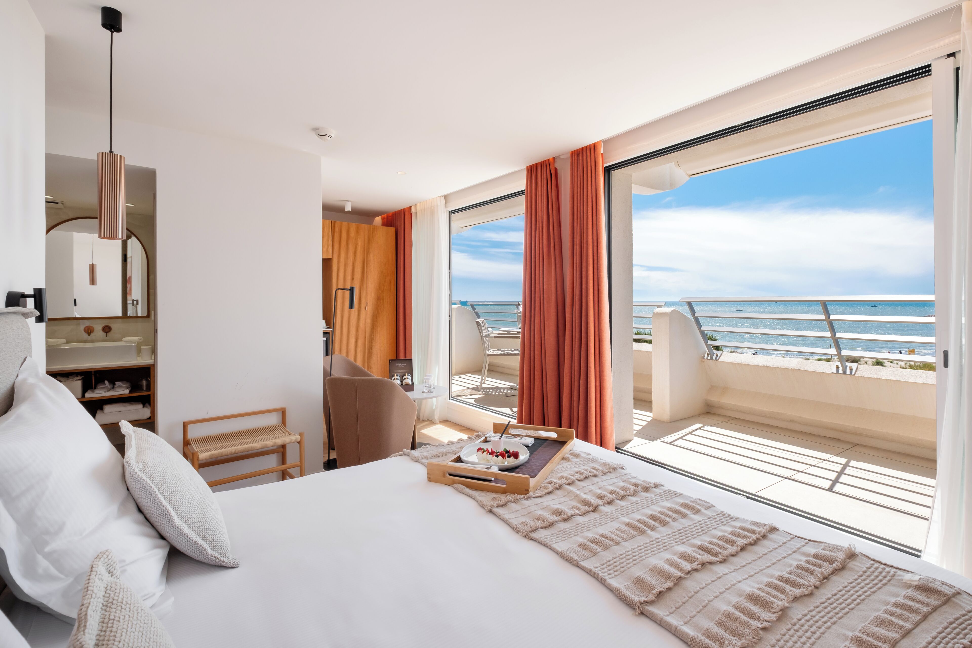 Junior suite, balkon, uitzicht op zee | Luxe beddengoed, een minibar, een kluis op de kamer