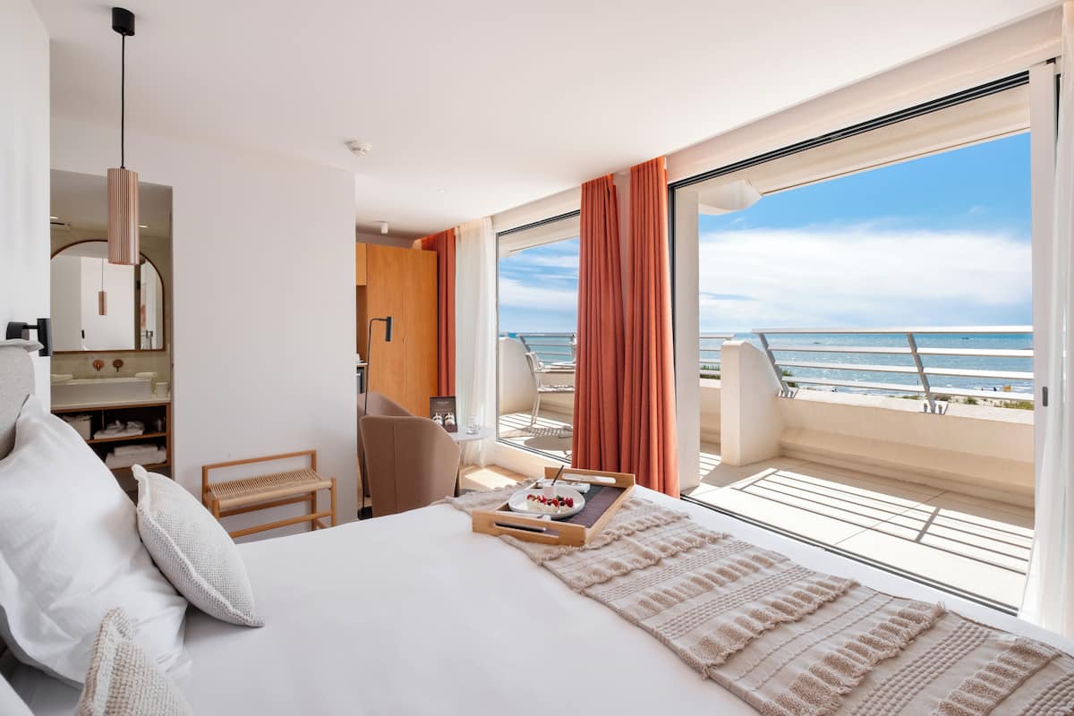 Suite Junior, balkon, pemandangan laut | Seprai premium, minibar, brankas, dan tirai kedap cahaya