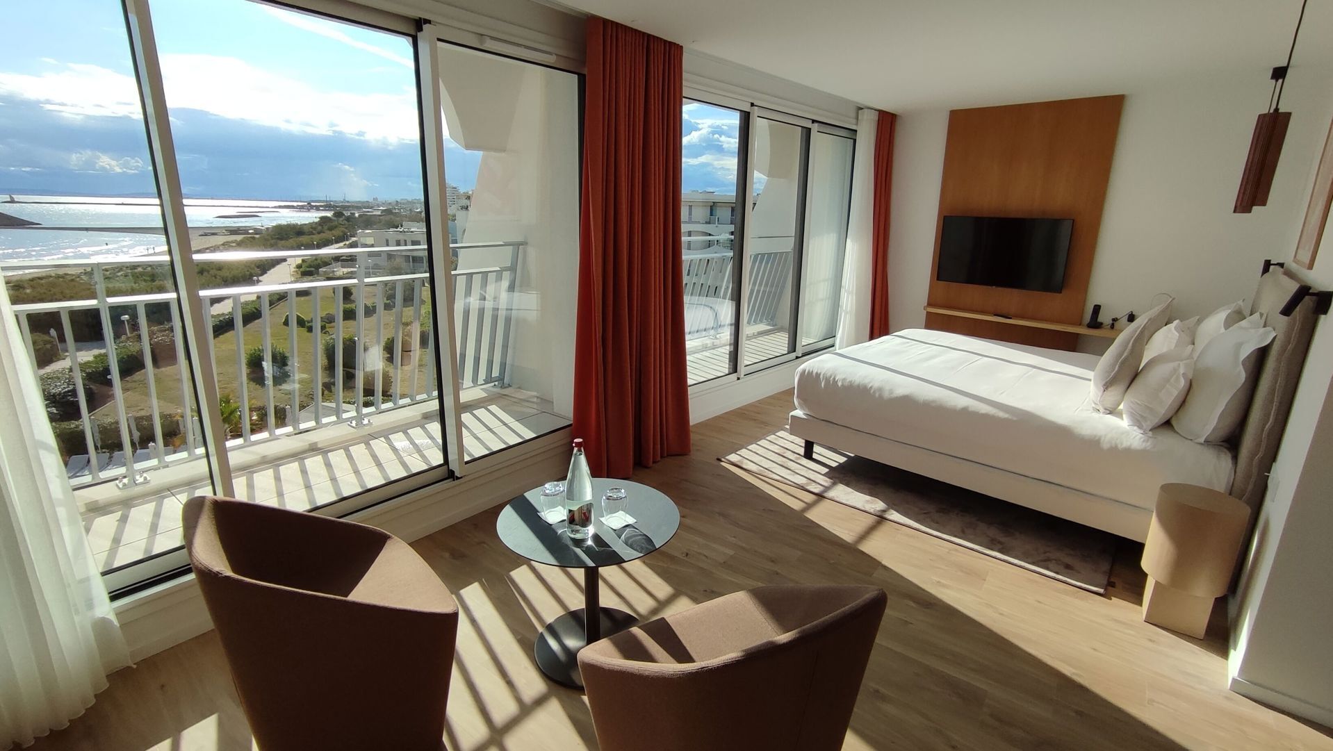 Ropa de cama de alta calidad y minibar 
