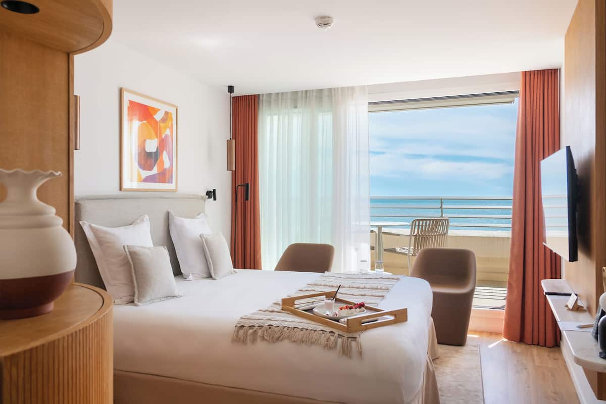 Premium Double Room, Balcony, Sea View | Seprai premium, minibar, brankas, dan tirai kedap cahaya