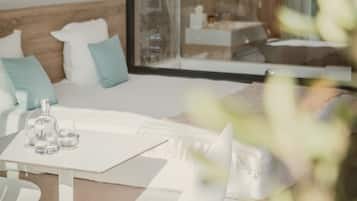 Chambre, terrasse, vue jardin | Literie de qualité supérieure, minibar, coffres-forts dans les chambres