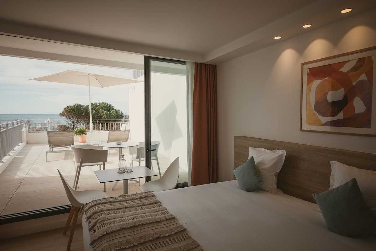 Habitación doble, Terraza, vista al mar | 1 habitación, ropa de cama de alta calidad y minibar