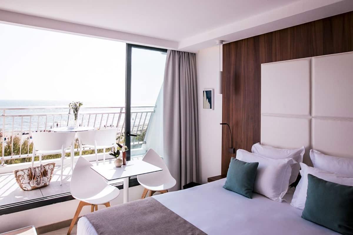 Seprai premium, minibar, brankas, dan tirai kedap cahaya