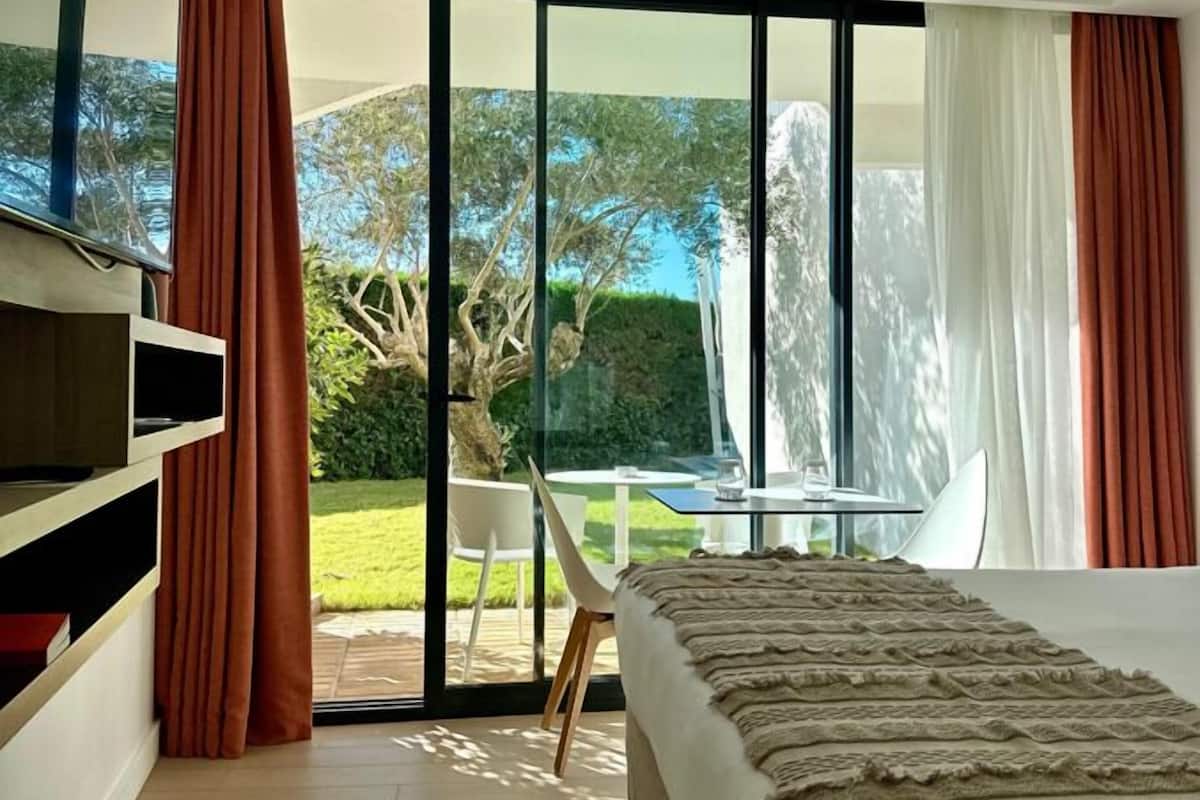 Kamar, teras, pemandangan kebun | Seprai premium, minibar, brankas, dan tirai kedap cahaya