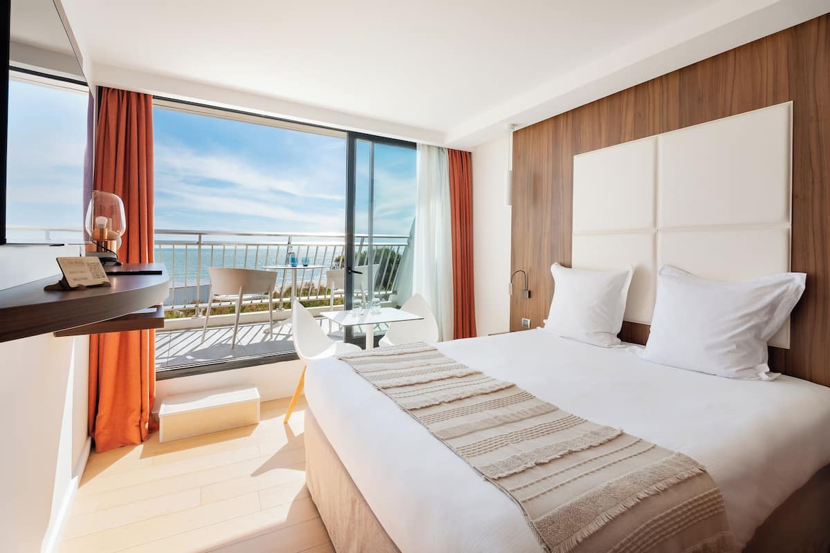 Kamar Double, balkon, pemandangan laut | Seprai premium, minibar, brankas, dan tirai kedap cahaya