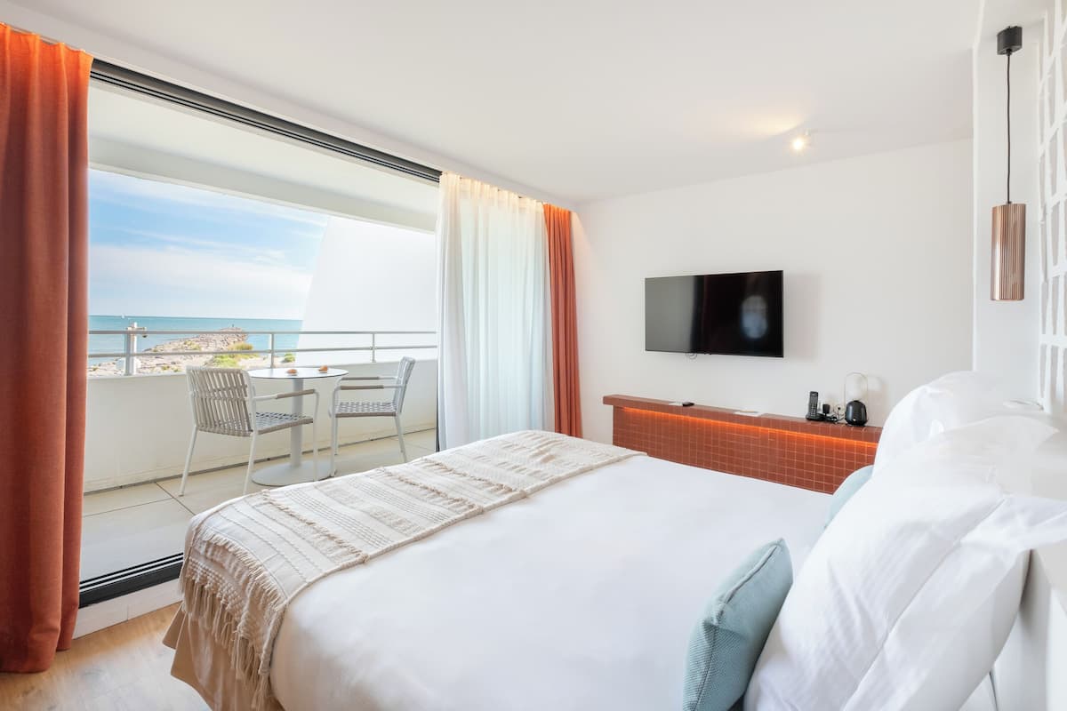 Habitación doble tradicional, balcón, vista al mar | Área de sala de estar | Televisión de pantalla plana