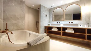 Suite, Terrasse, Meerblick | Badezimmer | Kostenlose Toilettenartikel, Haartrockner, Bademäntel, Hausschuhe