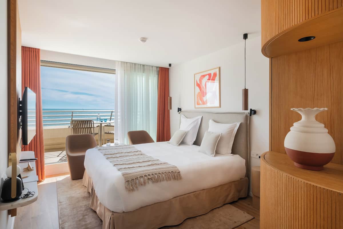 Premium Double Room, Balcony, Sea View | 1 habitación, ropa de cama de alta calidad y minibar