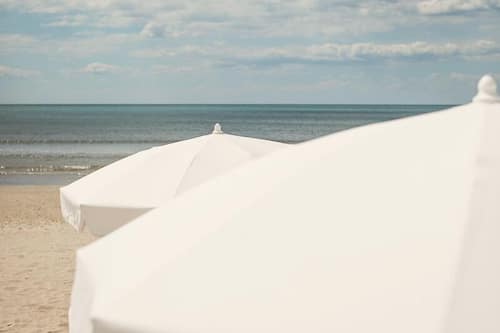 Privatstrand, weißer Sandstrand, Liegestühle, Sonnenschirme