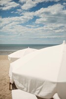 Playa privada, arena blanca, sillas reclinables de playa, sombrillas