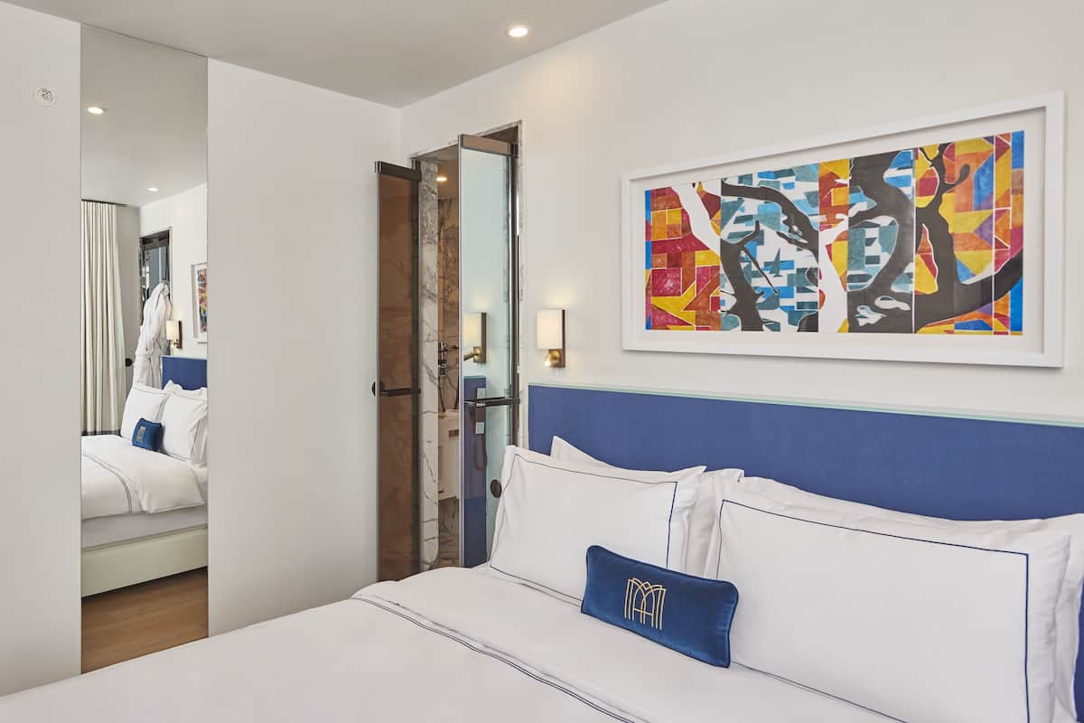 Betten mit Memory-Foam-Matratzen, Minibar, Schreibtisch