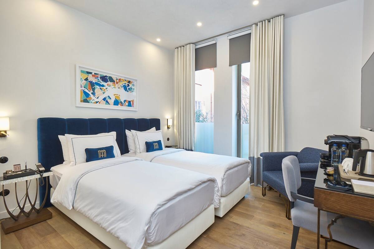 Quarto duplo executivo | Camas com colchões de espuma com sistema de memória, frigobar