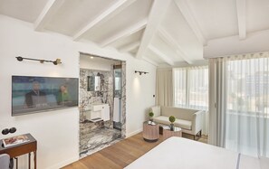 エグゼクティブ ペントハウス | 低反発ベッド、ミニバー、デスク、防音設備