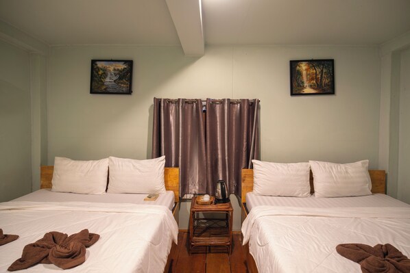 In-room safe, desk, free WiFi - The Cliff Hostel (Koh Rong Sanloem)