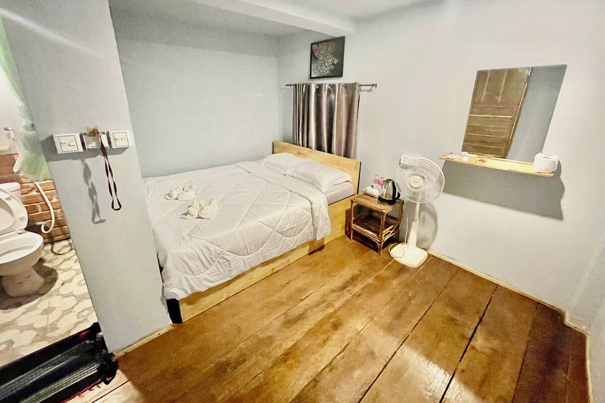 Brankas, meja kerja, dan Wi-Fi gratis