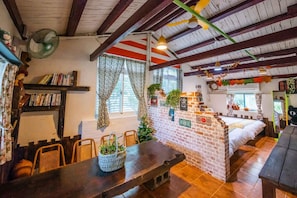 Escritorio, cortinas blackout, sistema de insonorización y wifi gratis