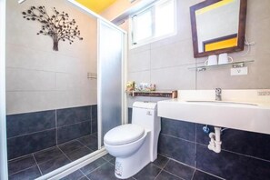 Quarto quádruplo standard | Banheiro | Chuveiro, produtos de toalete grátis, secador de cabelo, chinelos