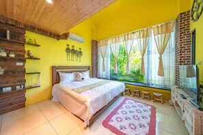 Standaard vierpersoonskamer | Een bureau, verduisterende gordijnen, geluiddichte muren, gratis wifi