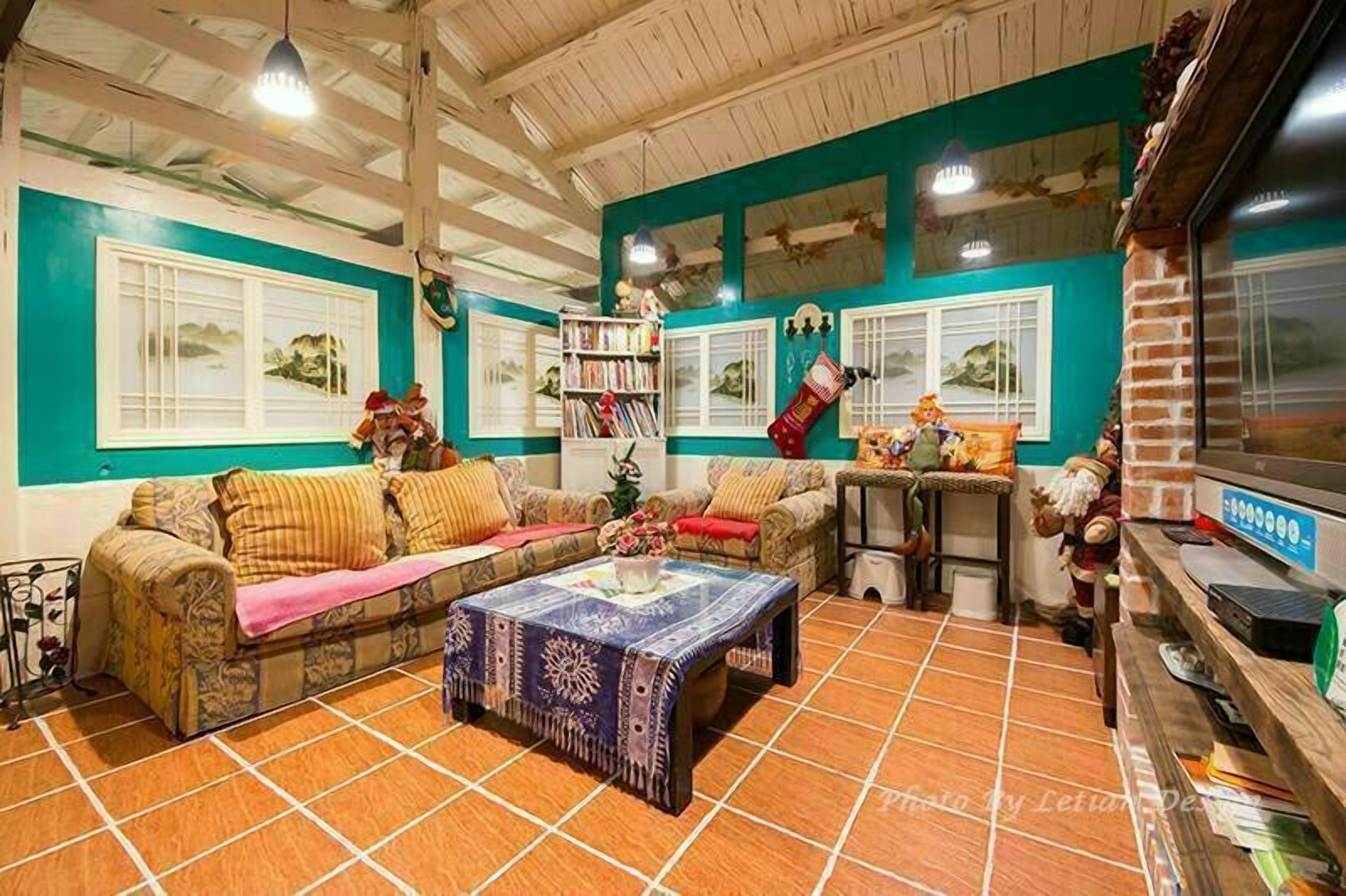 Gallery House, 2 Bedrooms, Kitchen, Courtyard Area | Living room | Flat-screen TV