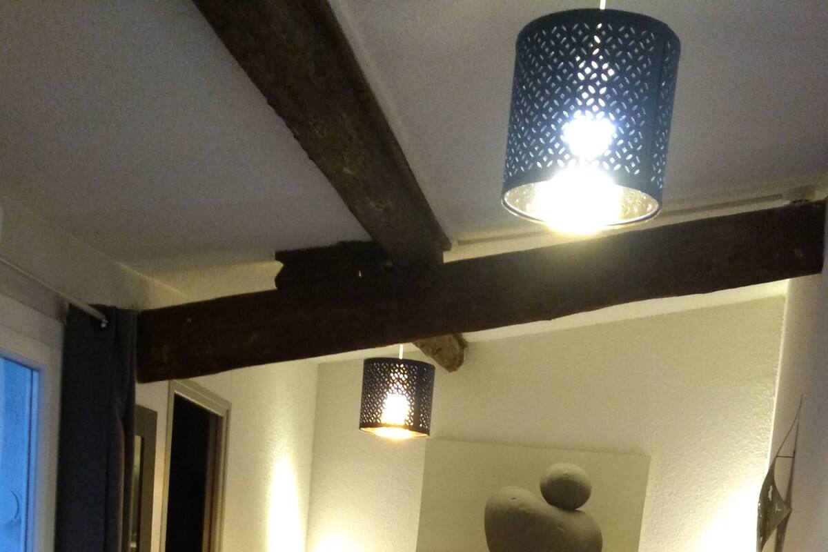 Habitación de hotel con dos camas, un escritorio y una silla. Se observa una ventana a la izquierda.