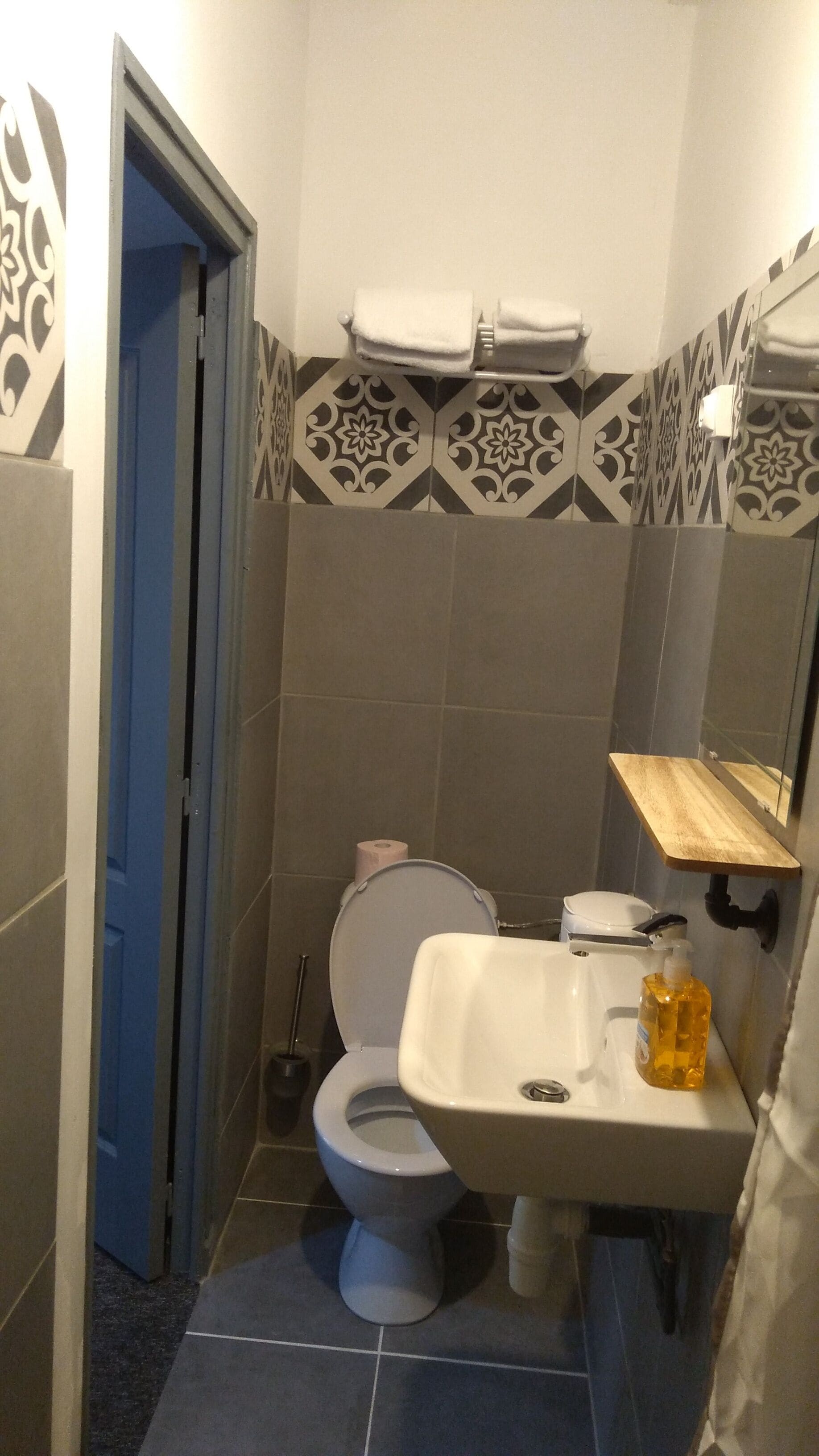 standard double room with velux window | bathroom | shower, free toiletries, towels