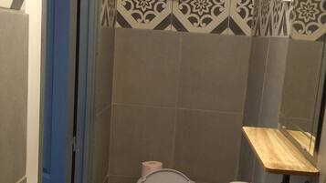 Doppia Standard, 1 letto matrimoniale | Bagno | Doccia, set di cortesia gratuito, asciugamani