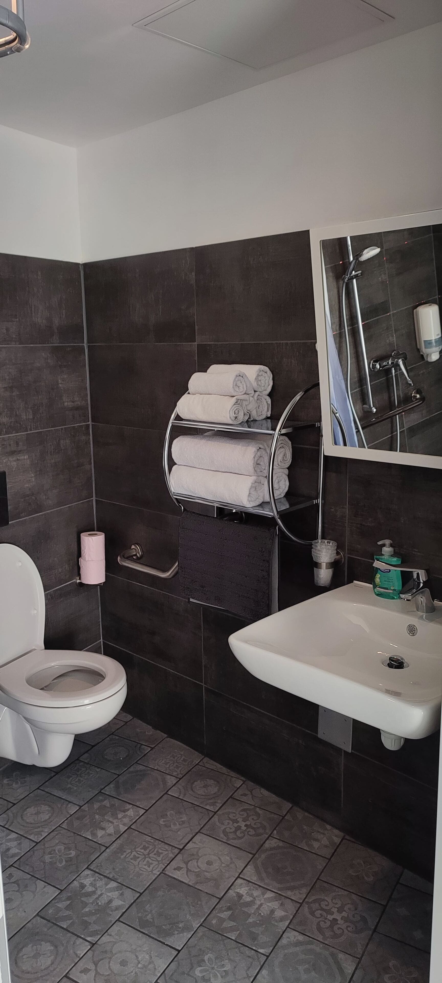 shower, free toiletries, towels