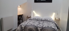 Standard Double Room with Velux window - Mauguio Center Hôtel (Mauguio)