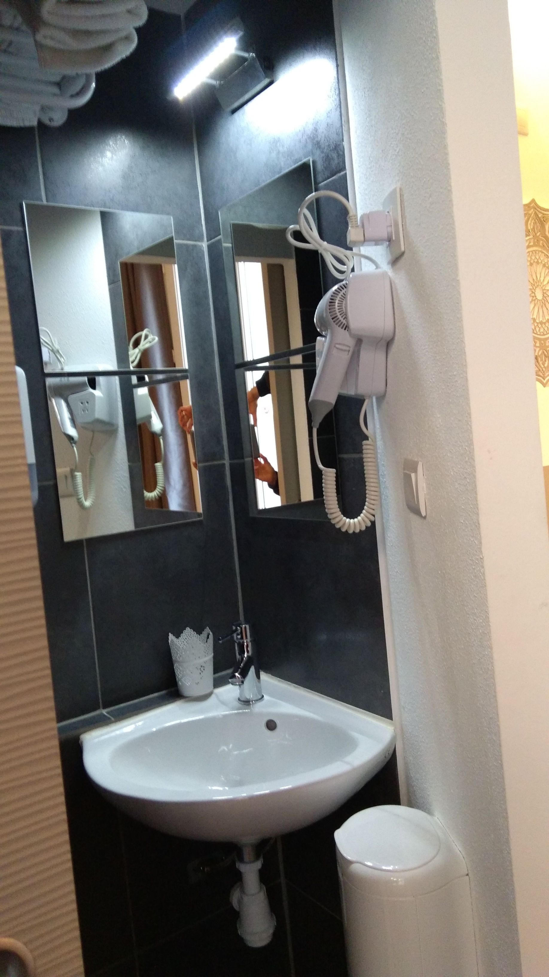 standard double room | bathroom | shower, free toiletries, towels