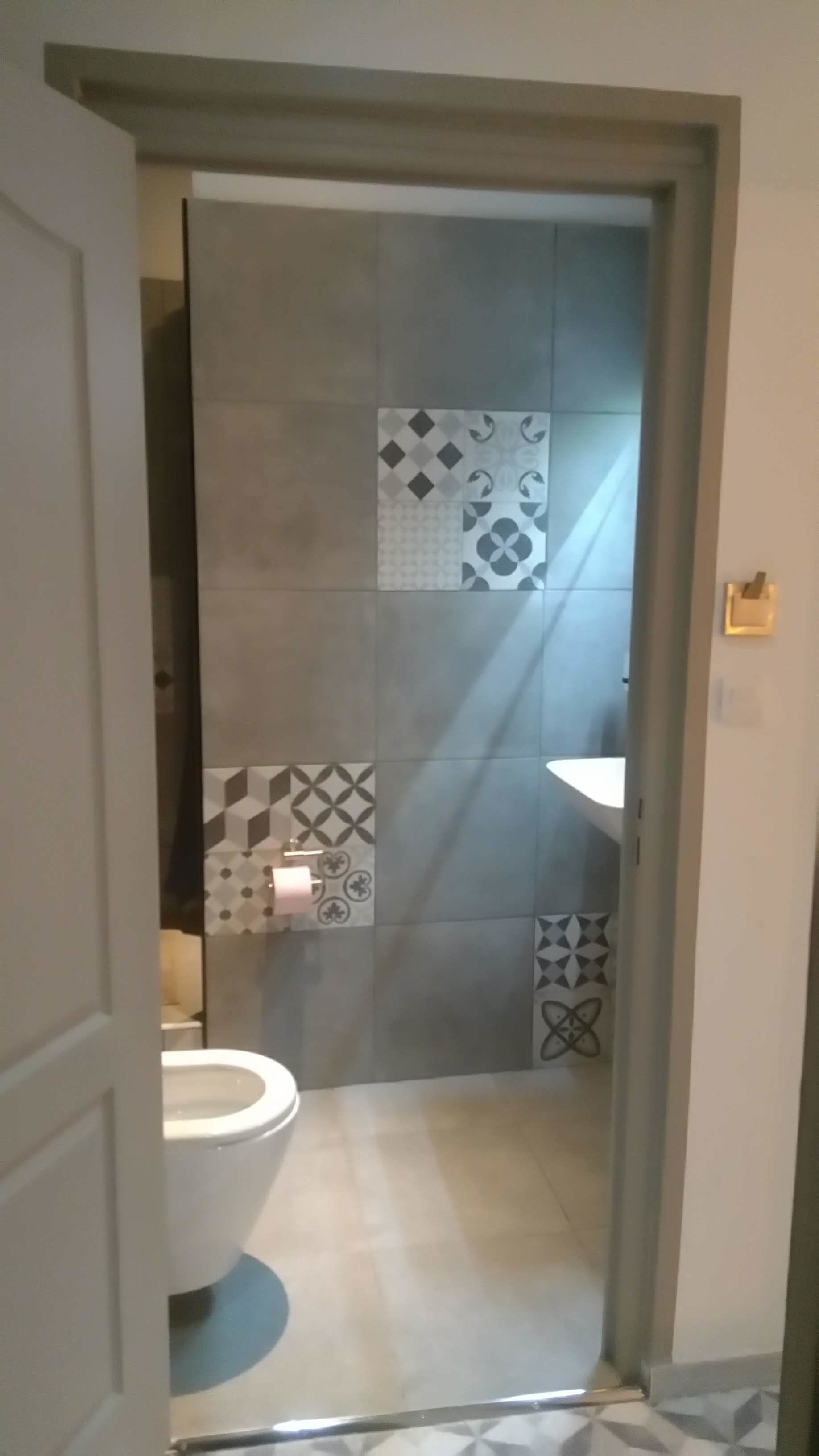 superior double room | bathroom | shower, free toiletries, towels