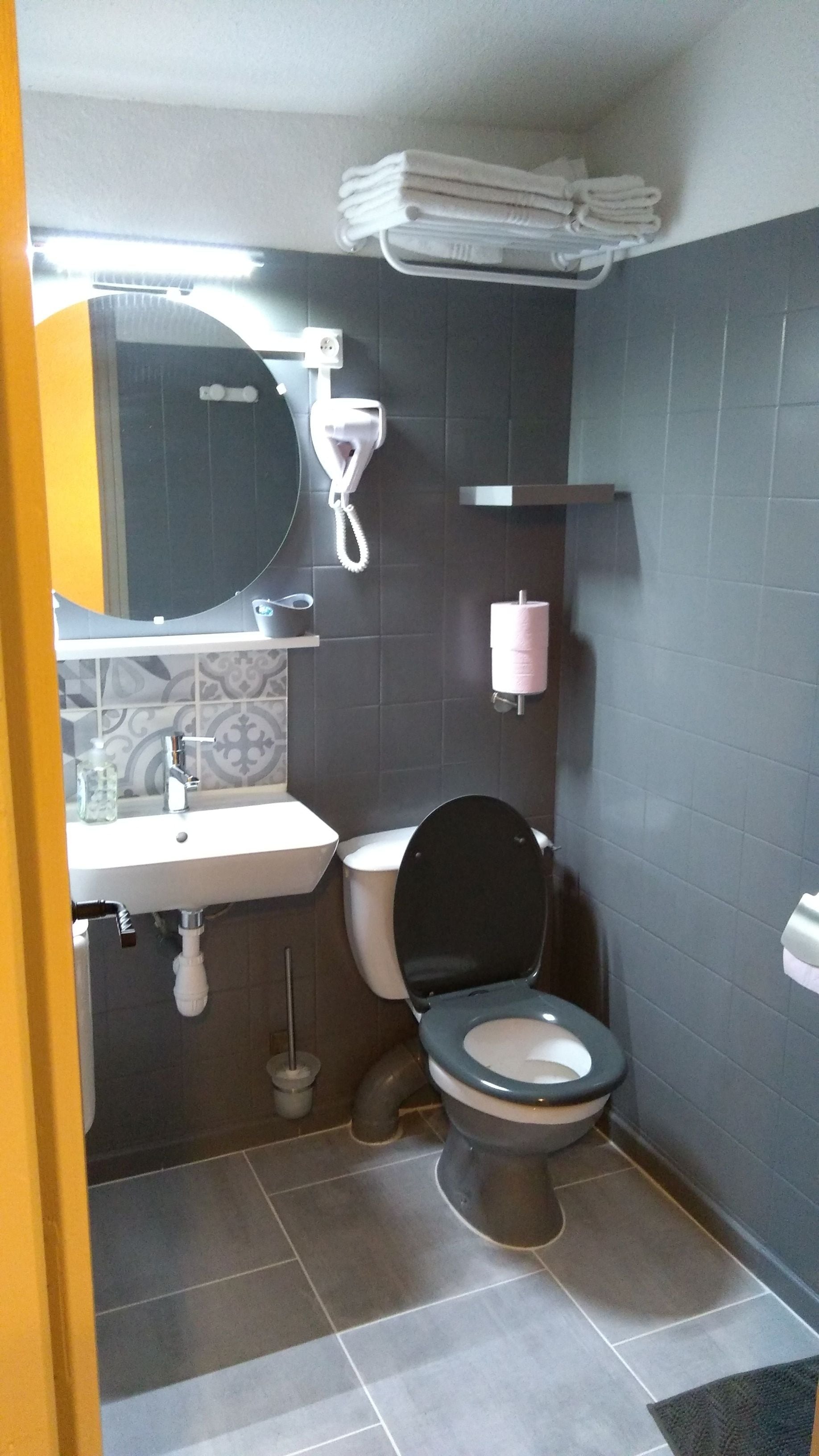 shower, free toiletries, towels