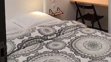 Chambre Double Standard avec Velux | 1 chambre, coffres-forts dans les chambres, rideaux occultants