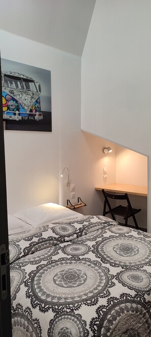 1 bedroom, in-room safe, blackout curtains, soundproofing - Mauguio Center Hôtel (Mauguio)