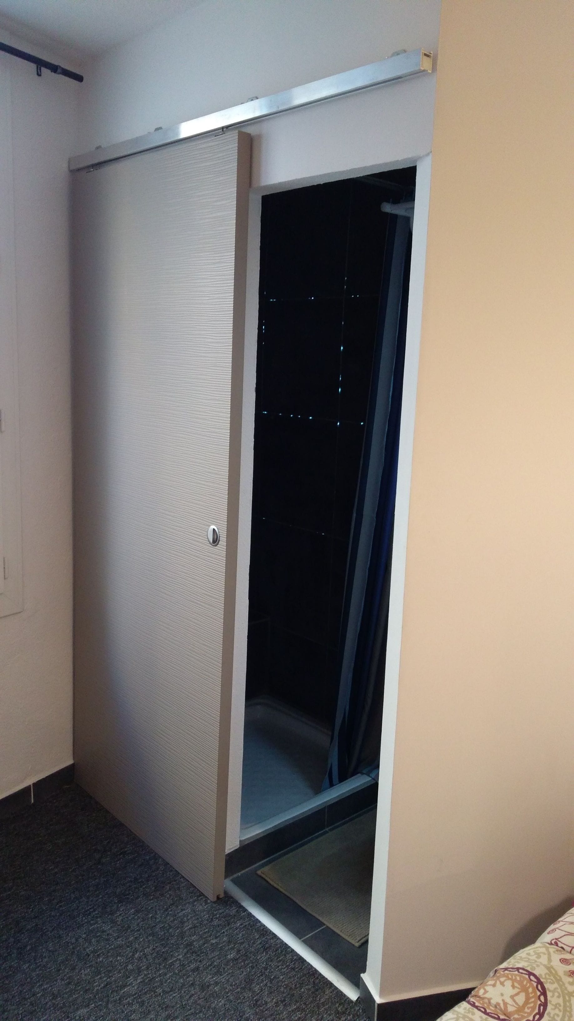 standard double room | bathroom | shower, free toiletries, towels