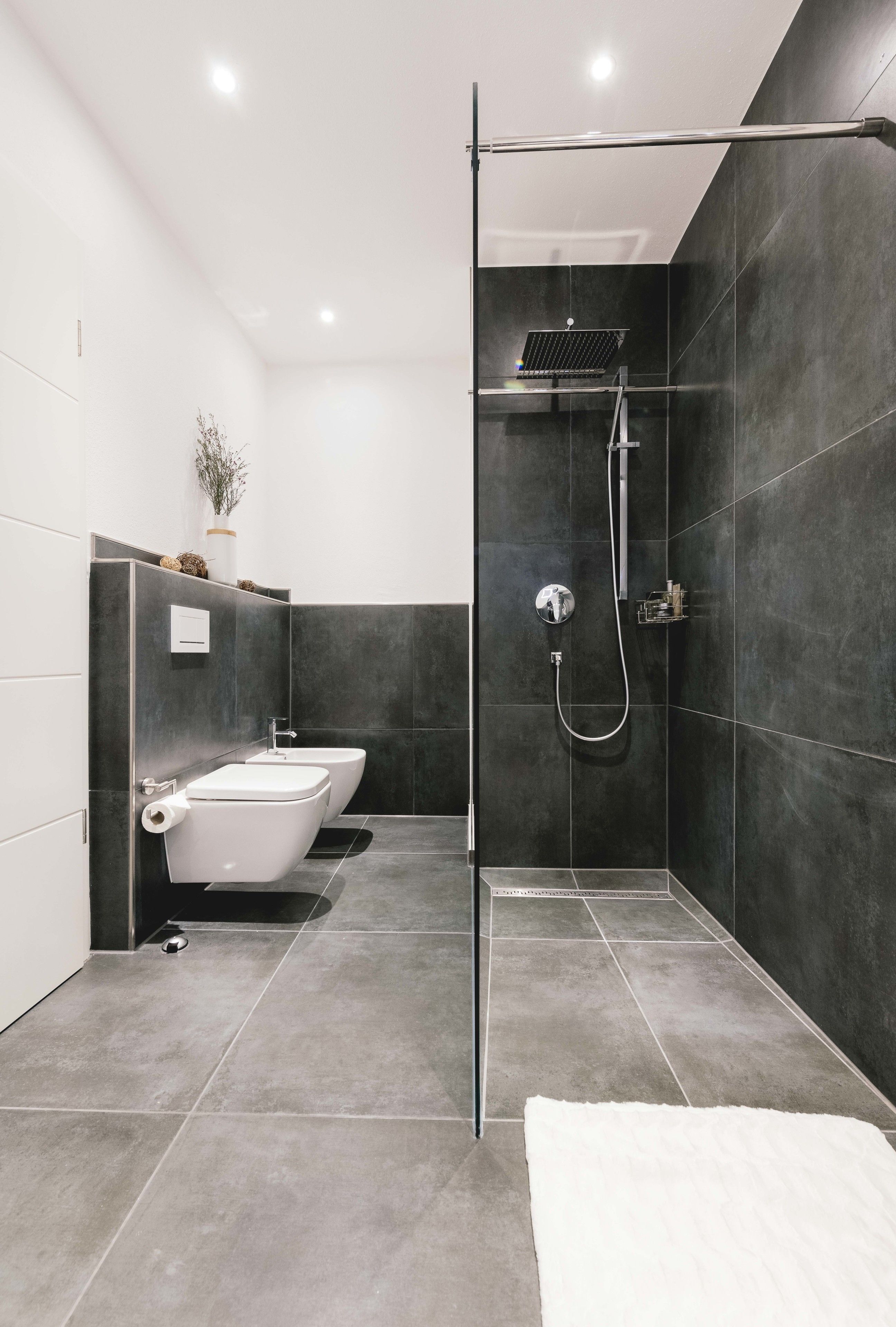 deluxe suite, 1 king bed, non smoking, private bathroom | bathroom | hair dryer, towels