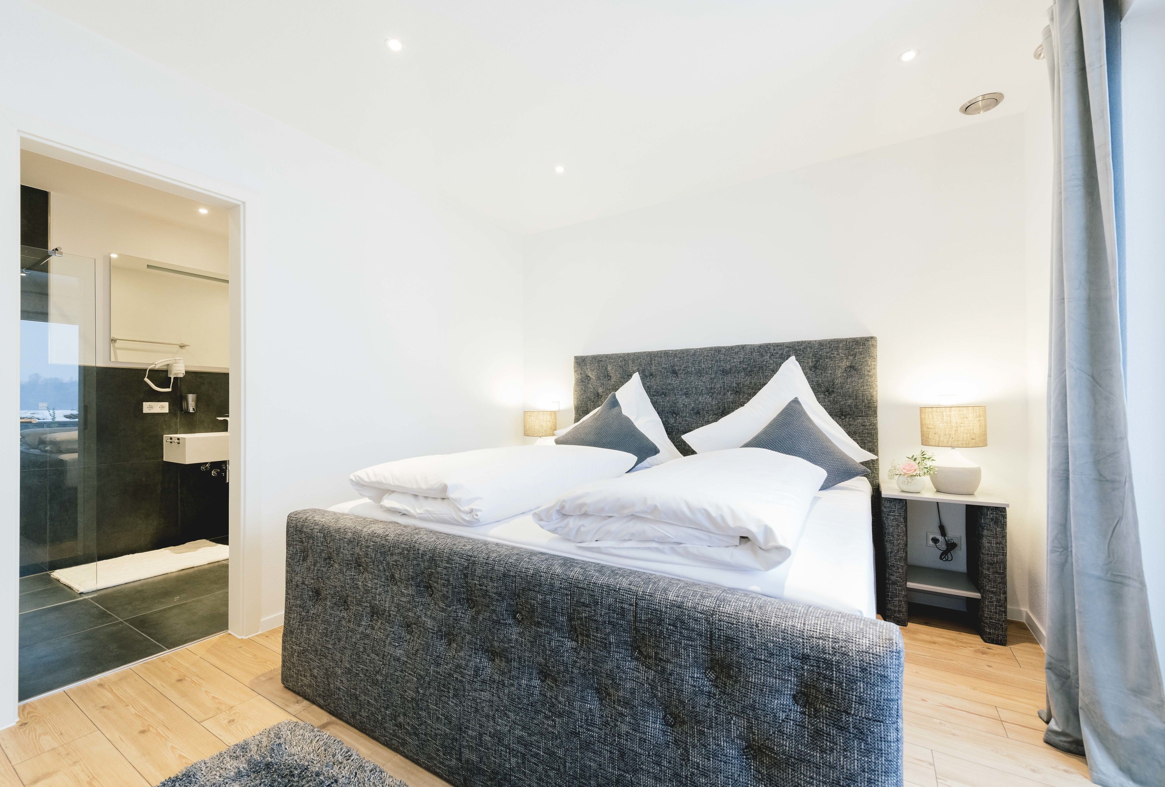 deluxe suite, 1 king bed, non smoking, private bathroom | 1 bedroom, desk, blackout curtains, soundproofing