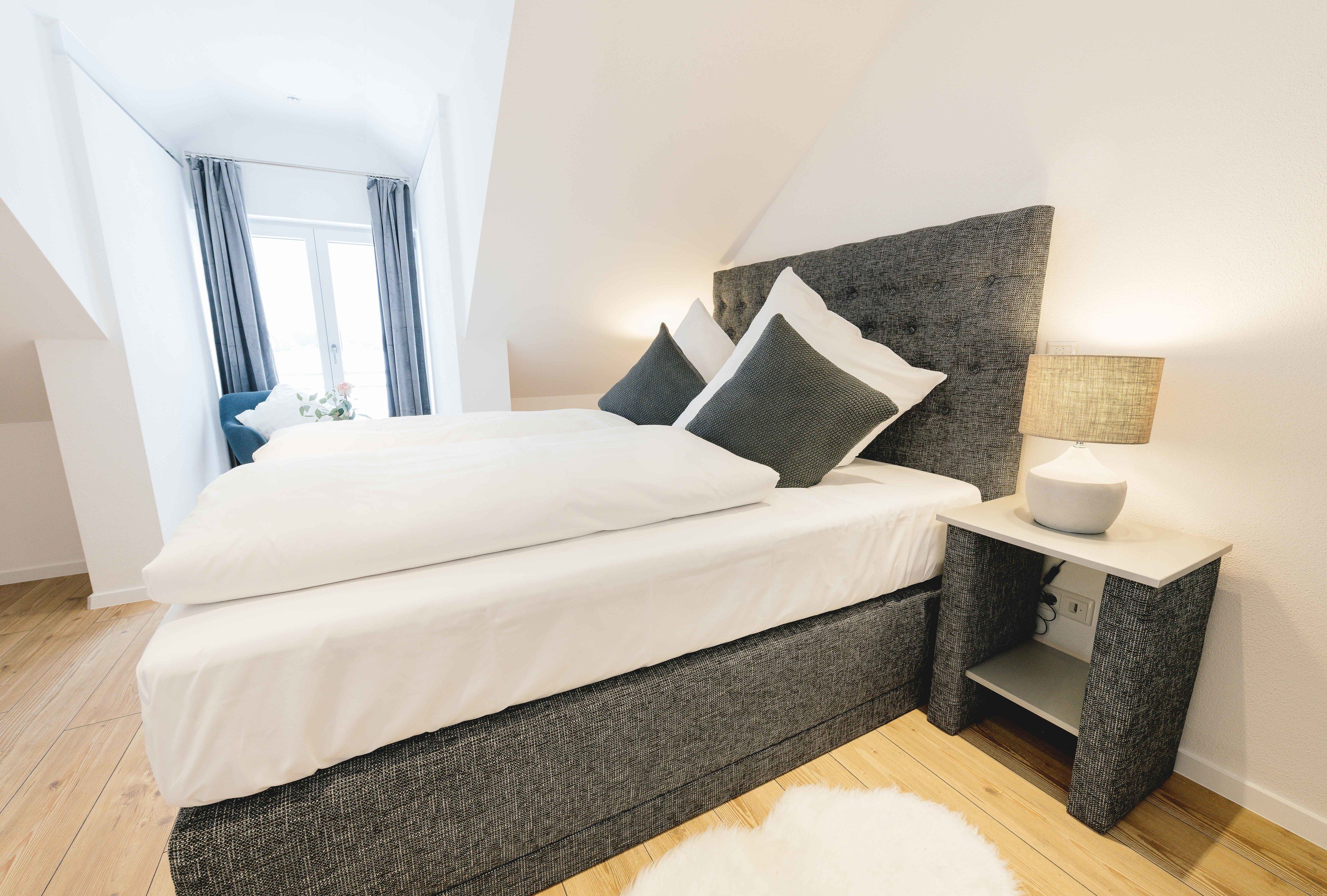 1 bedroom, desk, blackout curtains, soundproofing