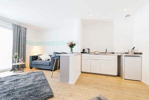 Refrigerador, placa de cocina, cafetera expreso, cafetera/tetera