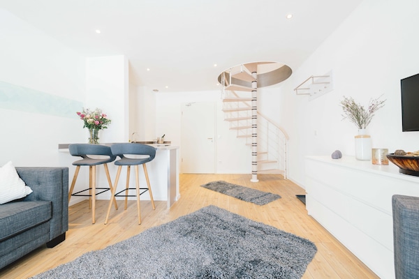 Télévision à écran plat de 32 pouces avec chaßnes par satellite