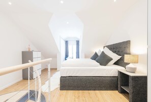 1 habitación, escritorio, cortinas blackout y sistema de insonorización 