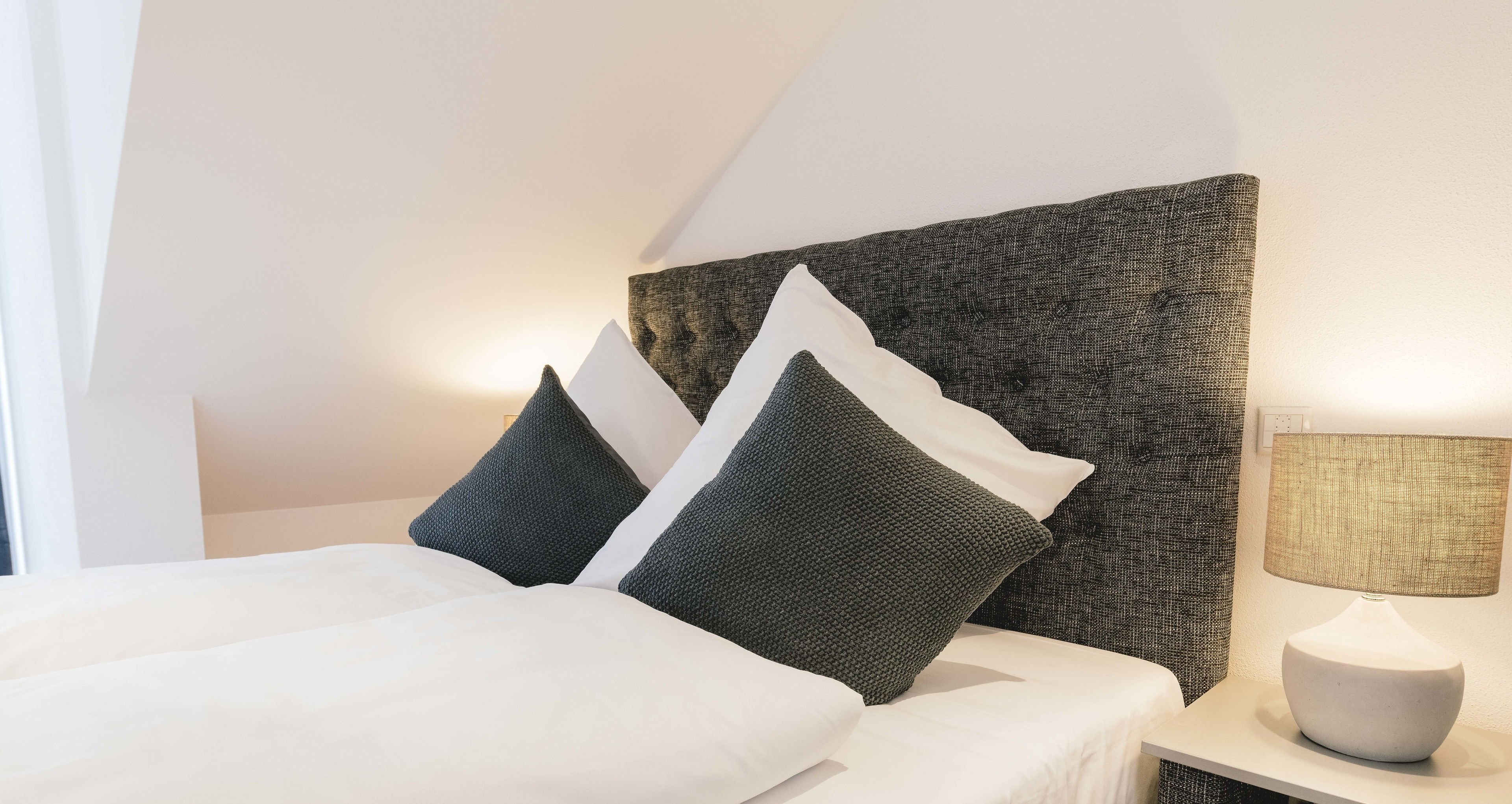 1 bedroom, desk, blackout curtains, soundproofing