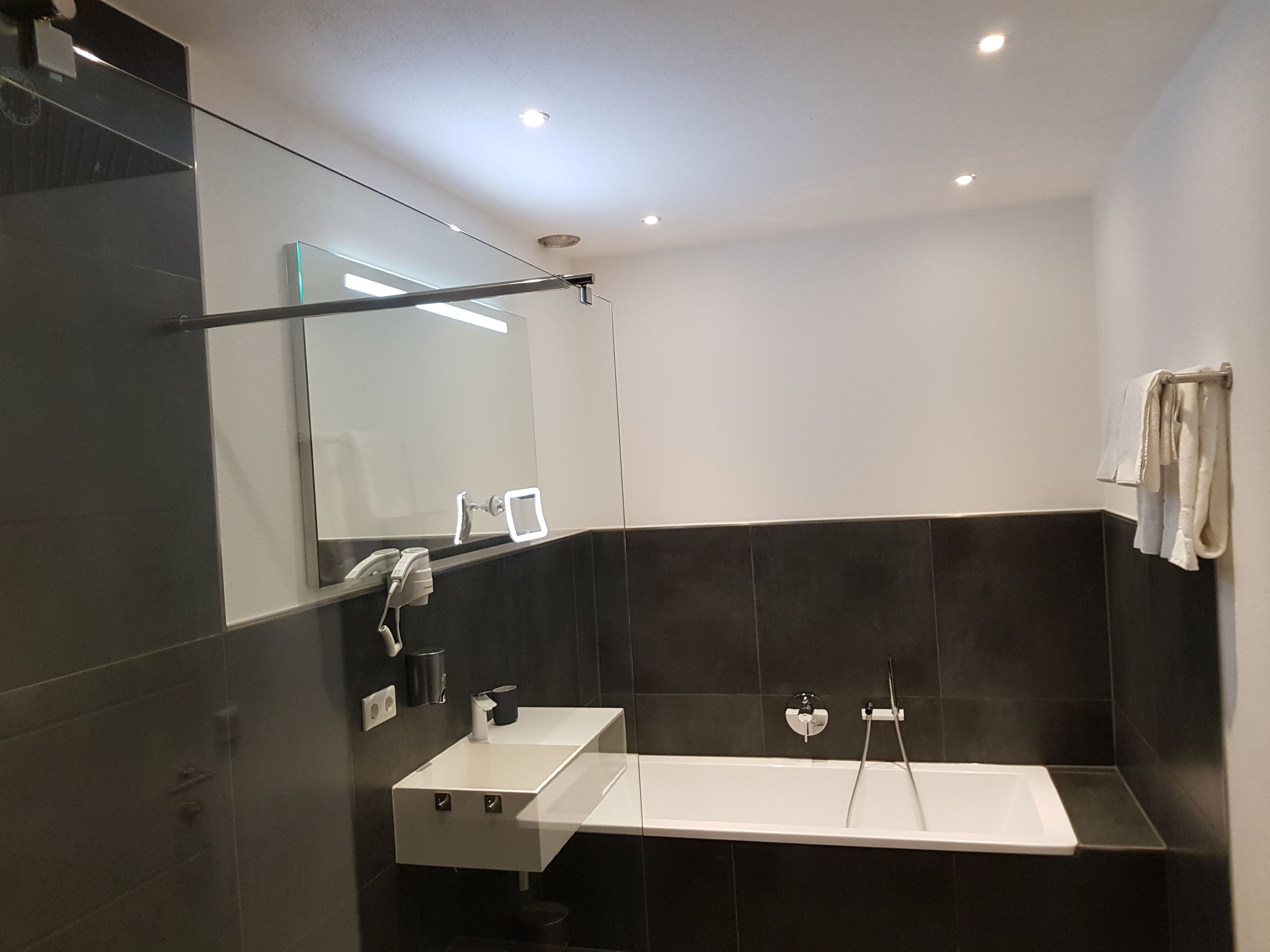 deluxe suite, 1 king bed, non smoking, private bathroom | deep-soaking bathtub