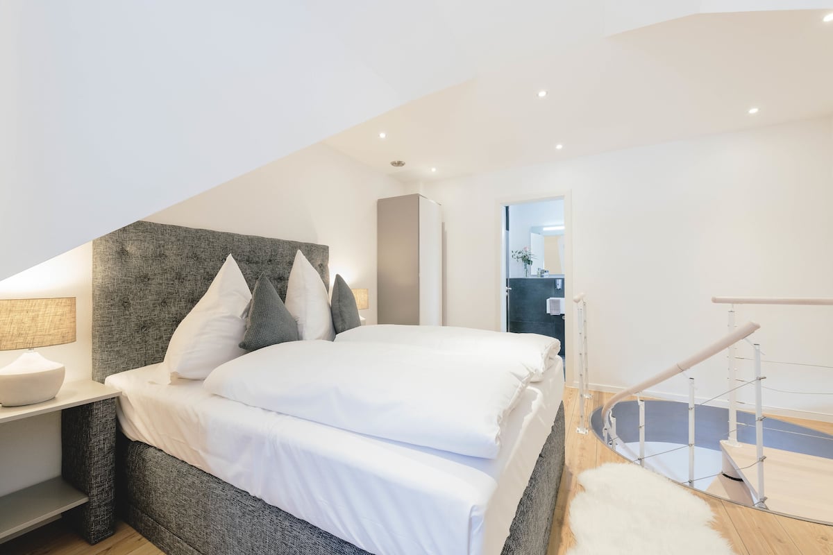 1 bedroom, desk, blackout curtains, soundproofing