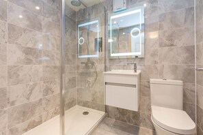 Apartment, 2 Schlafzimmer | Badezimmer | Duschwanne, kostenlose Toilettenartikel, Haartrockner, Handtücher