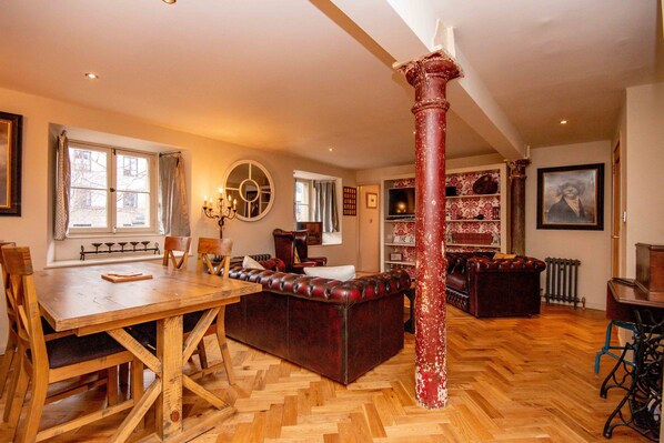 Flat-screen TV - Old Town Brewery Apartment (Edinburgh)