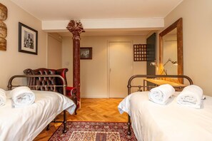 2 Schlafzimmer, Bügeleisen/Bügelbrett, kostenlose Babybetten