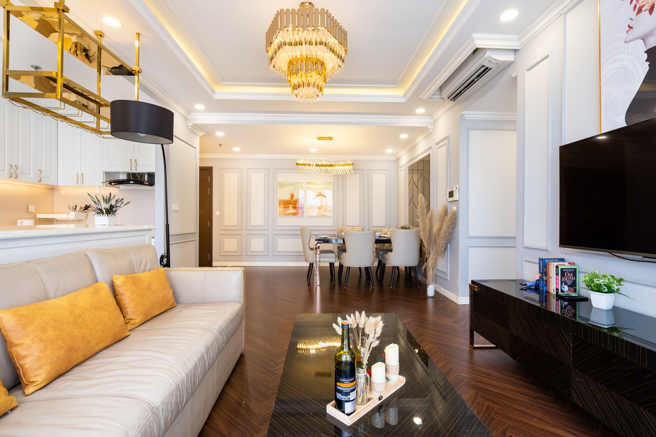 Una sala de estar moderna con un sofá, una mesa de centro y un televisor.